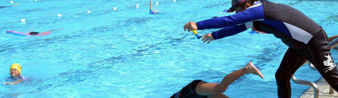 بهترین مربی شنا در خمینی شهر - مربی شنا - آموزش شنا خمینی شهر | آکادمی شنا خمینی شهر